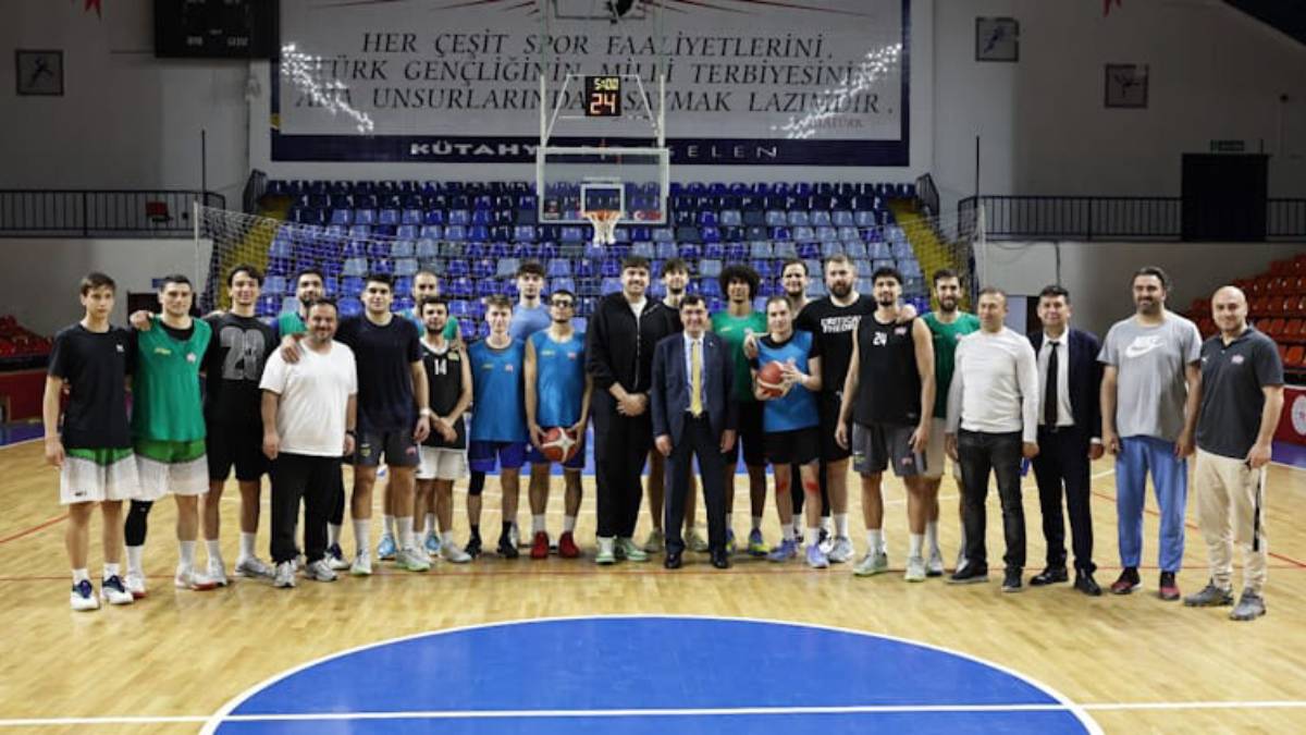 Belediye Başkanı Eyüp Kahveci’den basketbol takımına destek ziyareti