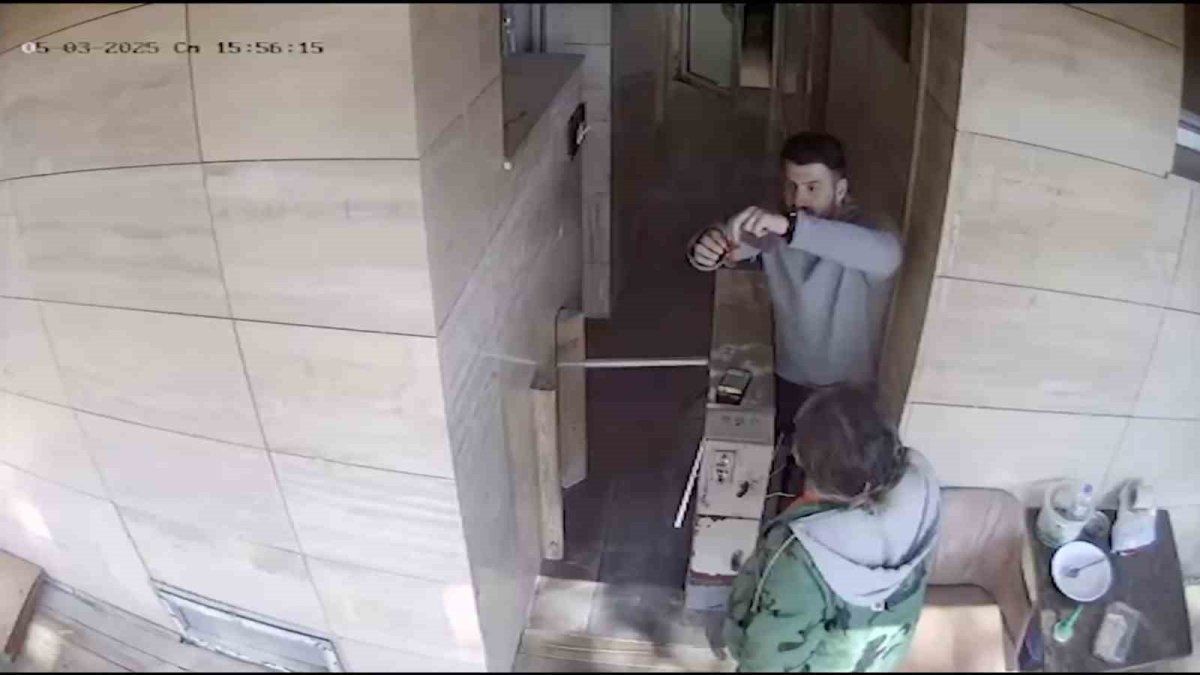 Tuvalette altın dolu kese buldu! Birine bile dokunmadan polise götürdü