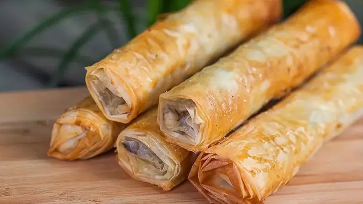 Bir dilimi yetmeyecek! Patlıcanlı börek böyle güzel yapılır! Bu tarifle misafirlerinizi kendinize hayran bırakın!