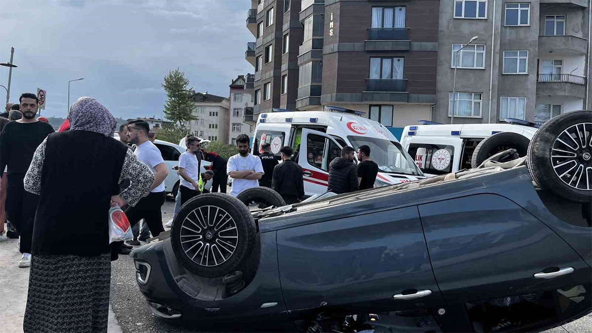 Ordu’da iki otomobil çarpıştı: Takla atan araçta 5 kişi yaralandı