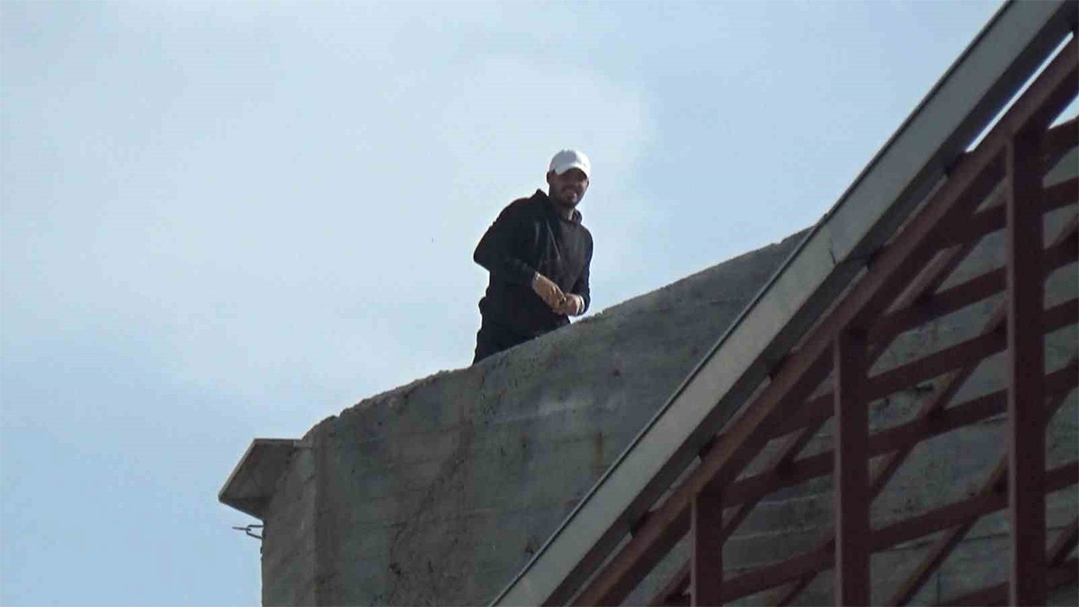 Çatıya çıkıp intihar girişiminde bulundu: “Gazeteciler giderse inerim”