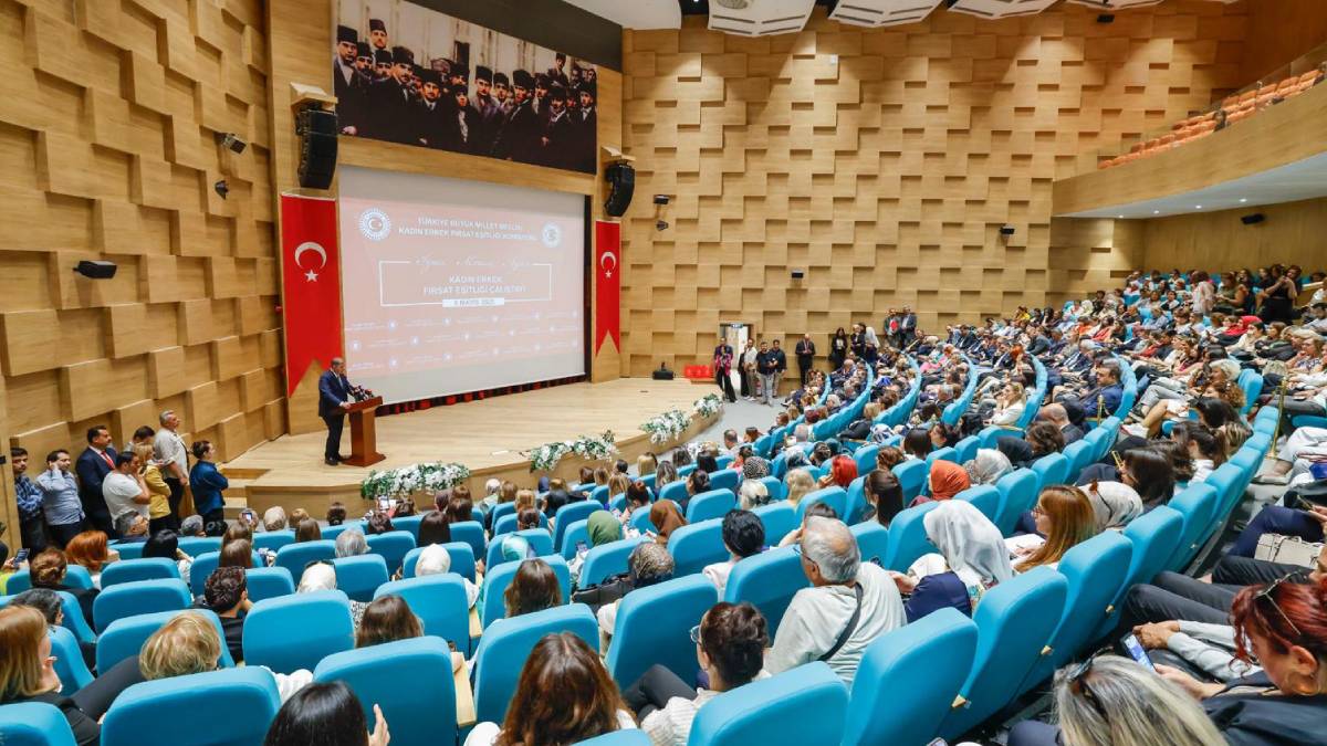 Başkan Tugay, Kadın Erkek Fırsat Eşitliği Çalıştayı’nda konuştu