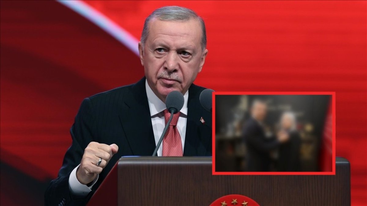 Siyasette bomba gelişme: Erdoğan'ın eski iki numarasının ilk eşi CHP saflarına katıldı! Rozeti bizzat Özgür Özel taktı