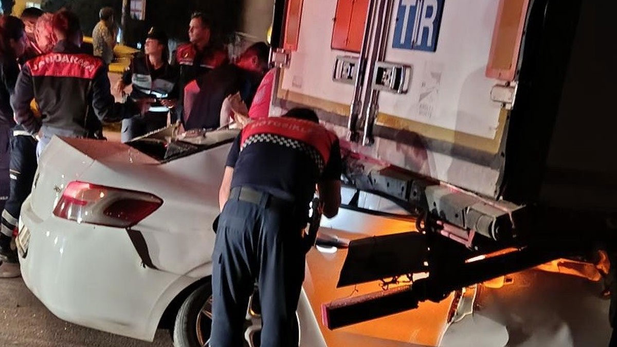 Mersin'de otomobil TIR'ın altında kaldı: 2 ölü