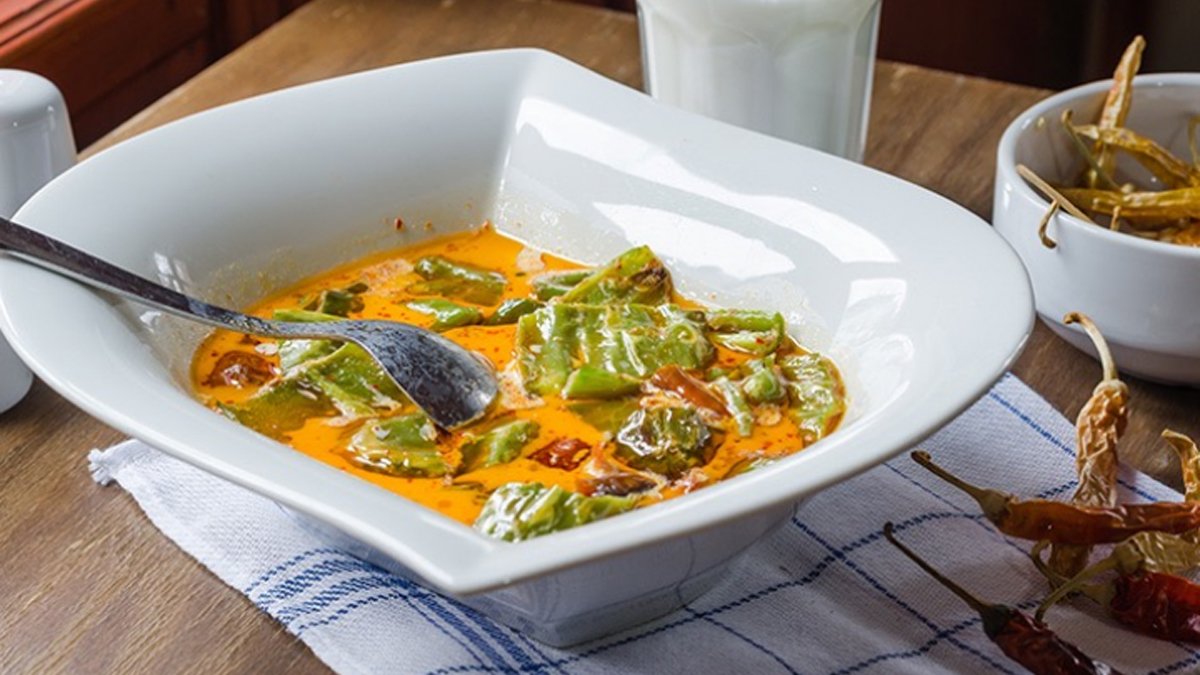 Klasik kahvaltılardan sıkılanlara müjde: Sadece birkaç malzemeyle hazırlanan sütlü biber kavurması tarifi burada!