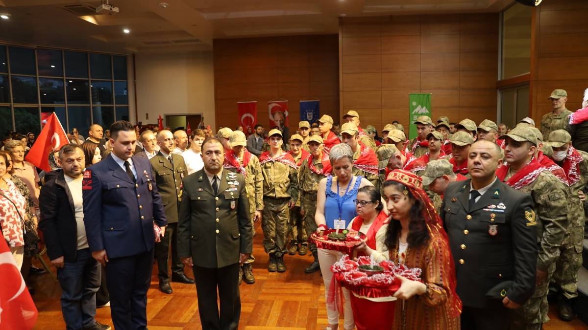 Bursa’da ‘özel askerler’ için kına eğlencesi