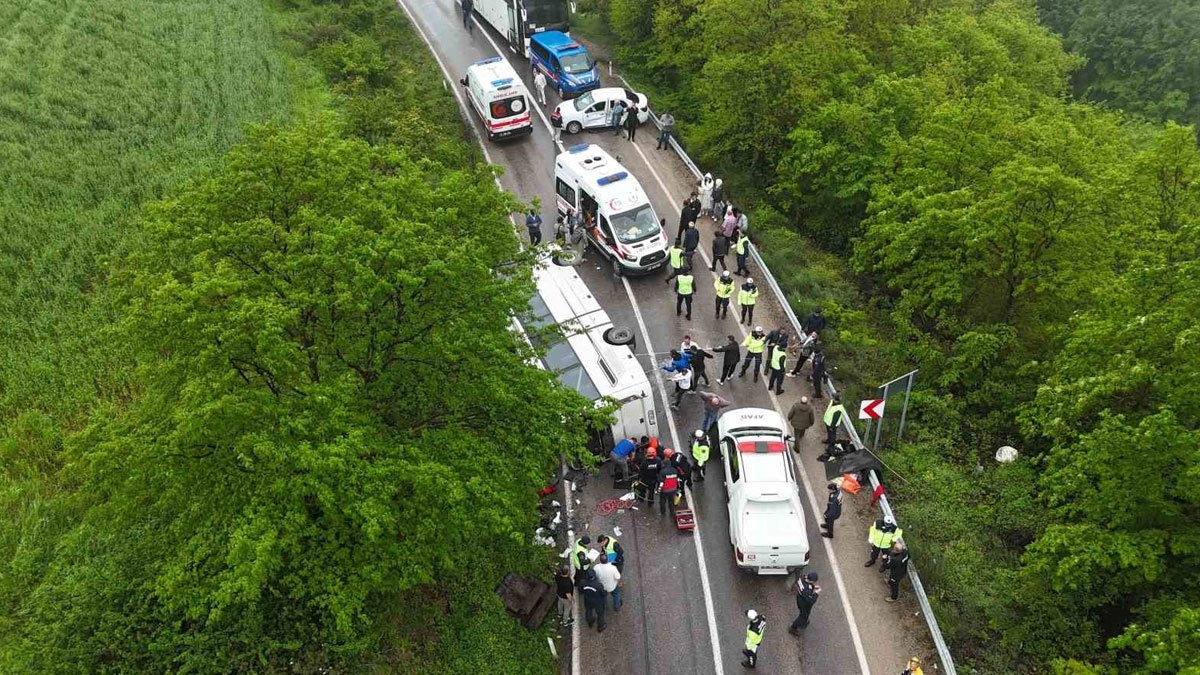 Sinop’ta öğrencileri taşıyan tur otobüsü devrildi: Çok sayıda yaralı var