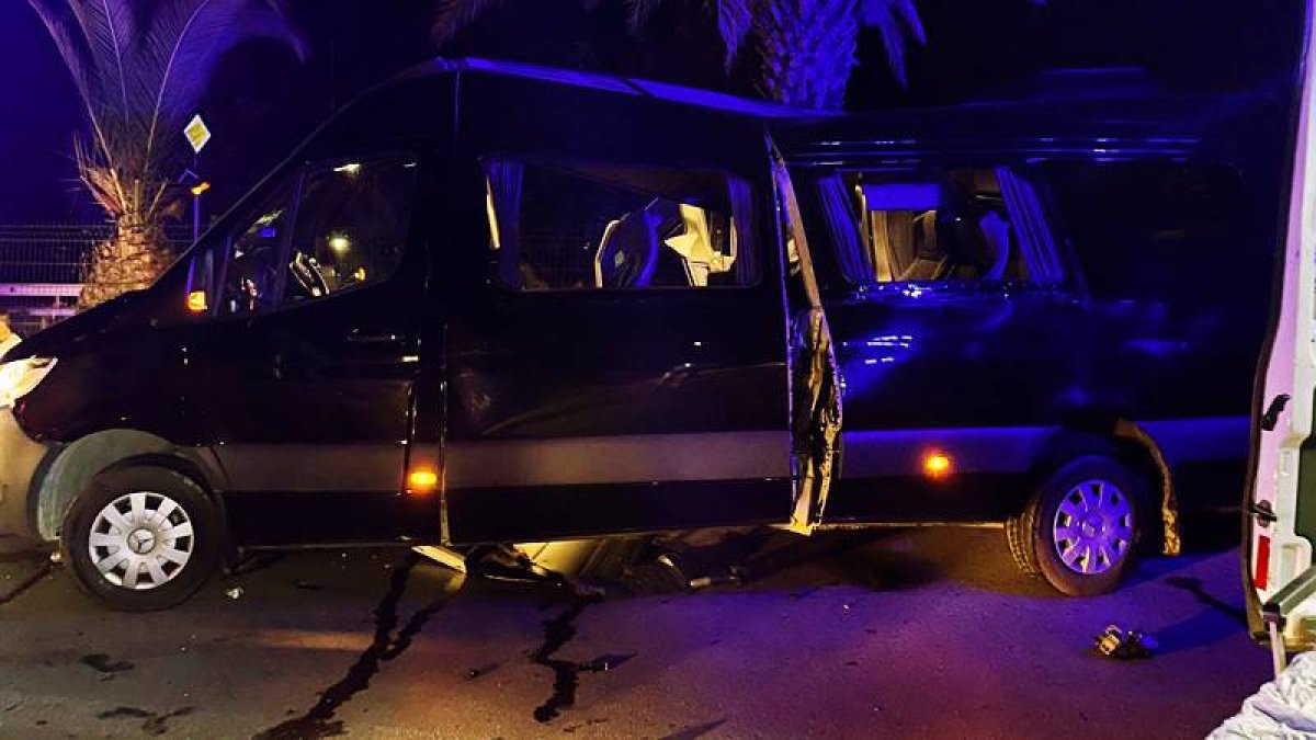 Antalya'da tur minibüsü ile otomobil çarpıştı: 2 ölü, 7 yaralı