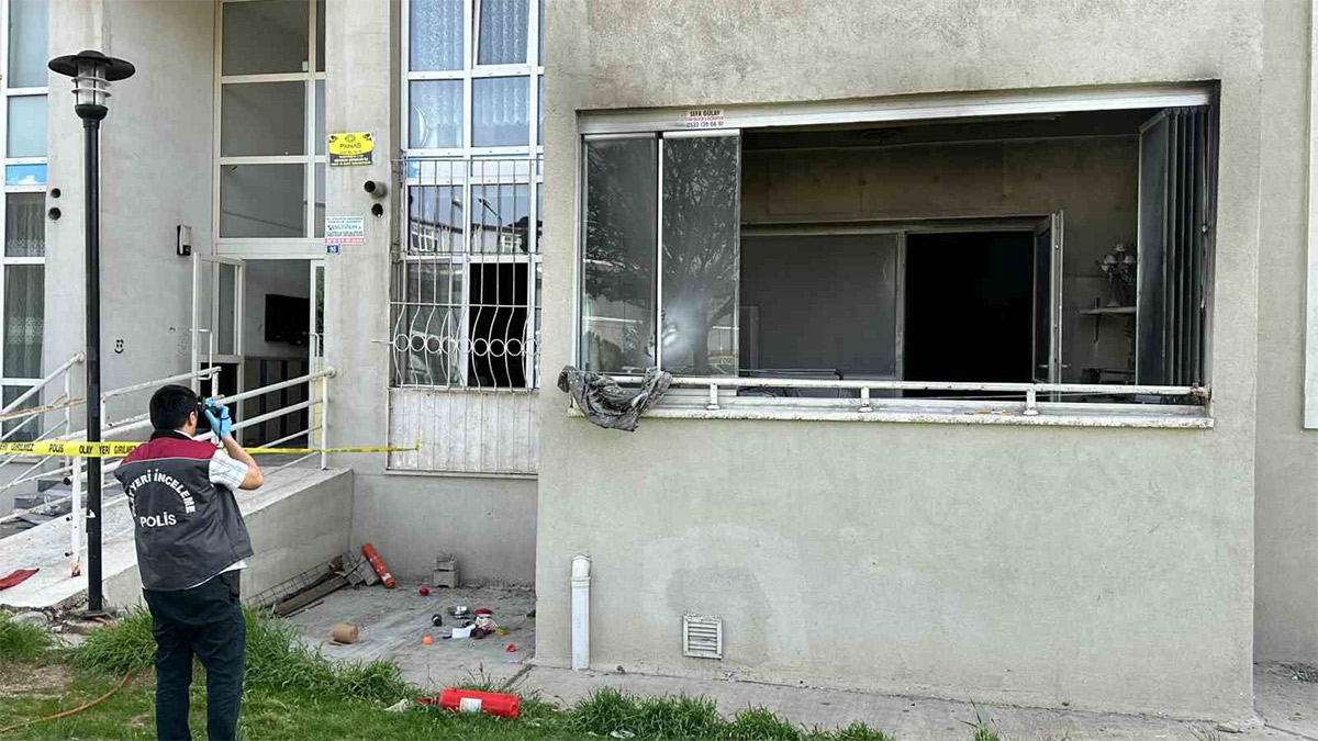 Uşak'ta akılalmaz olay! Eşiyle kavga eden adam evi ve arabaları yaktı