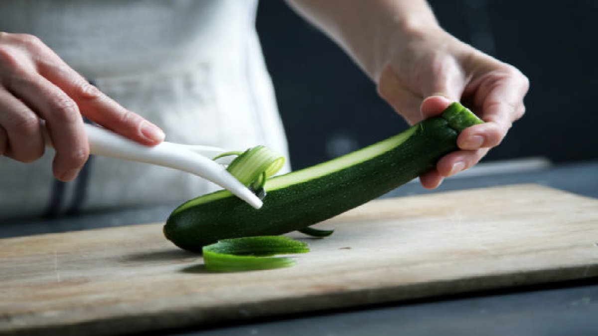 Botoks dönemi kapanıyor! Her evde bulunuyor, tek damlası gençleşmeye yetiyor! Hem parlatıyor, hem de geriyor