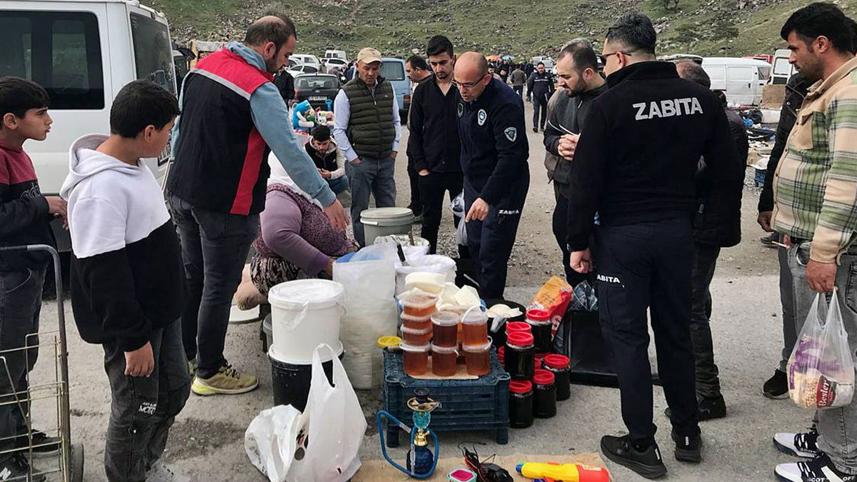 Yufka, bal, salam, bezelye... Toz toprağın içinde satılanlar şaşkına çevirdi! Şok baskınla neye uğradıklarını şaşırdılar
