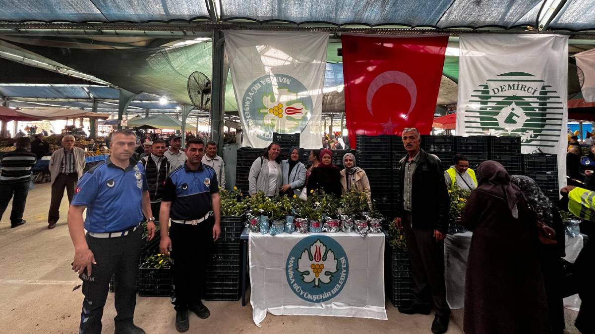 Büyükşehir Anneler Günü’nde çiçek dağıttı