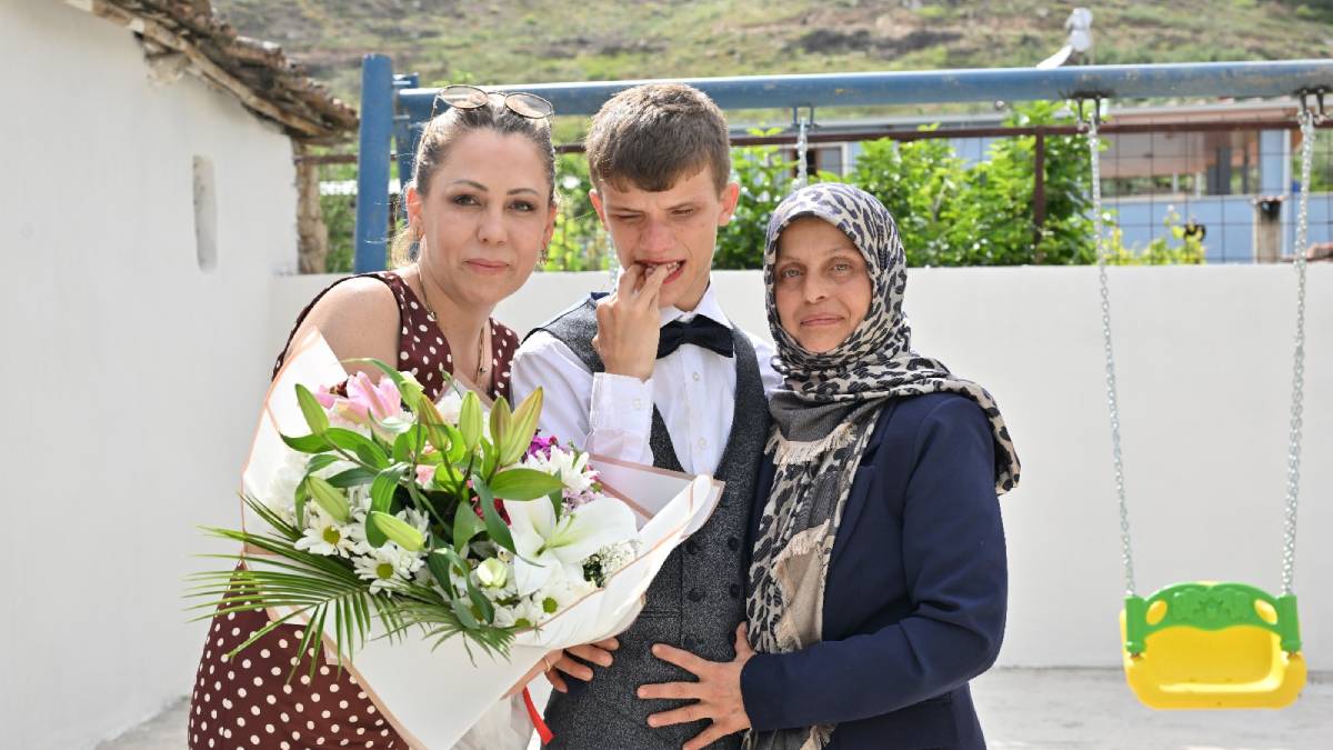 Anne Nilüfer Şenol'u mutlu eden destek! Büyükşehir evin bahçesini oğlu Yakup için güvenli oyun alanına dönüştürdü