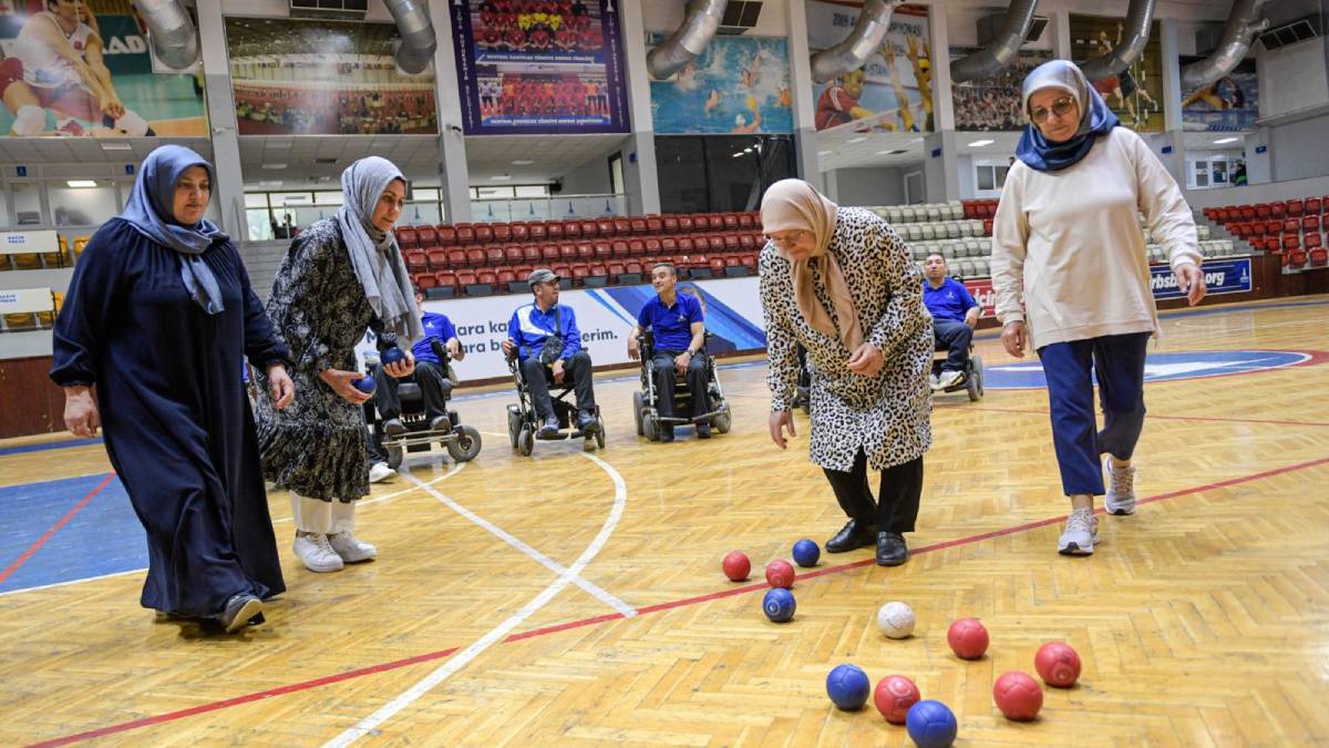 Antrenmana katıldılar, çocukları ile birlikte ter döktüler! Boccia takımı annelerinin desteği ile önemli başarılara imza atıyor