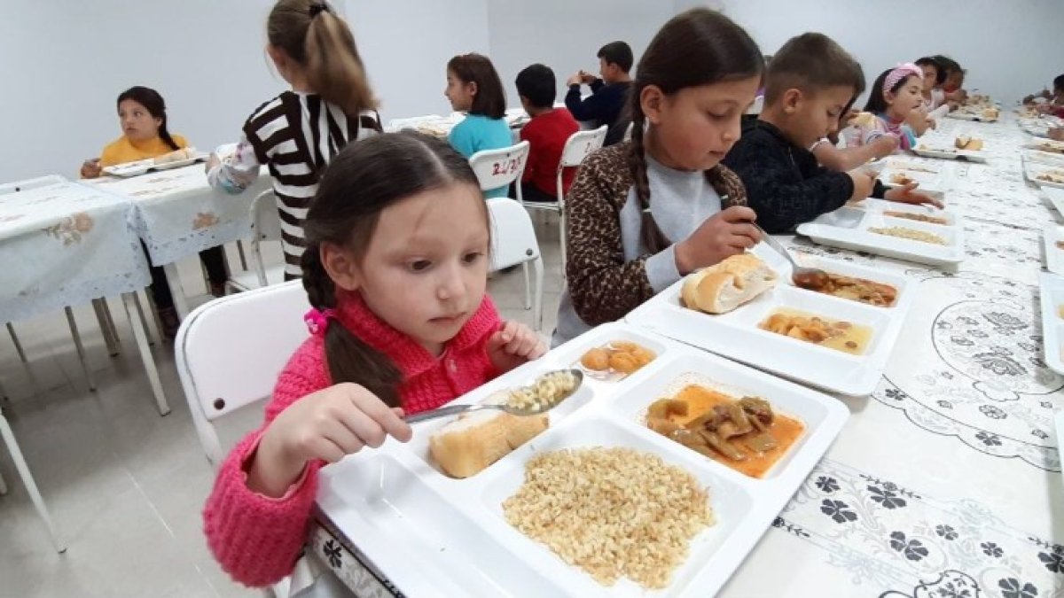 Yoksulluk, statüko dostu arayışlar ve okul yemeği