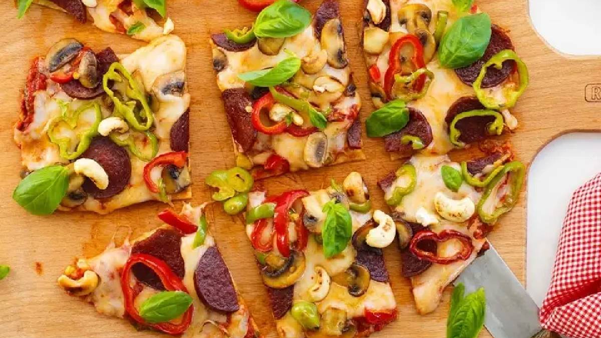 Pizza canavarı olmayan kalmayacak! Evde lavaşla şipşak hazır: İşte fırınsız lavaş pizza tarifi