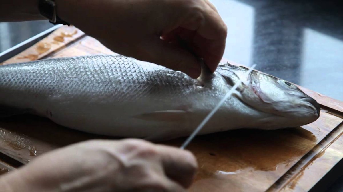 Balığın derisi kendiliğinden soyulacak! Saatlerce uğraşmanıza gerek yok: Bir bardak yetiyor