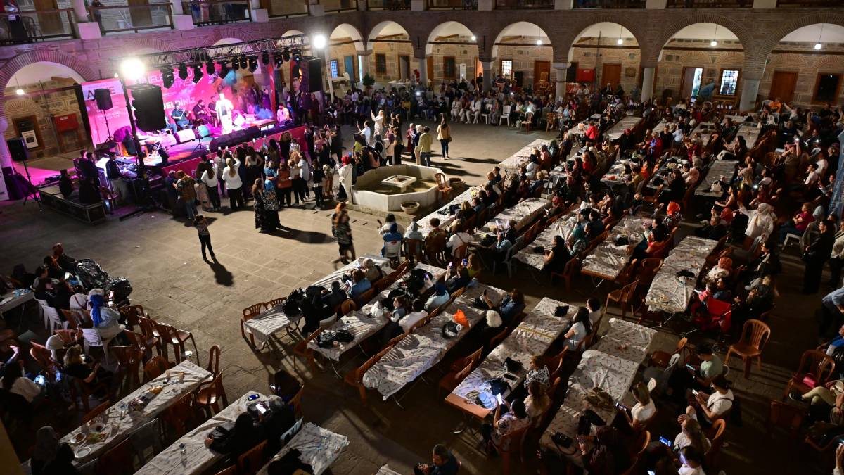 Manisalı kadınlar Anneler Günü’nde Bahar Matinesi ile eğlendi