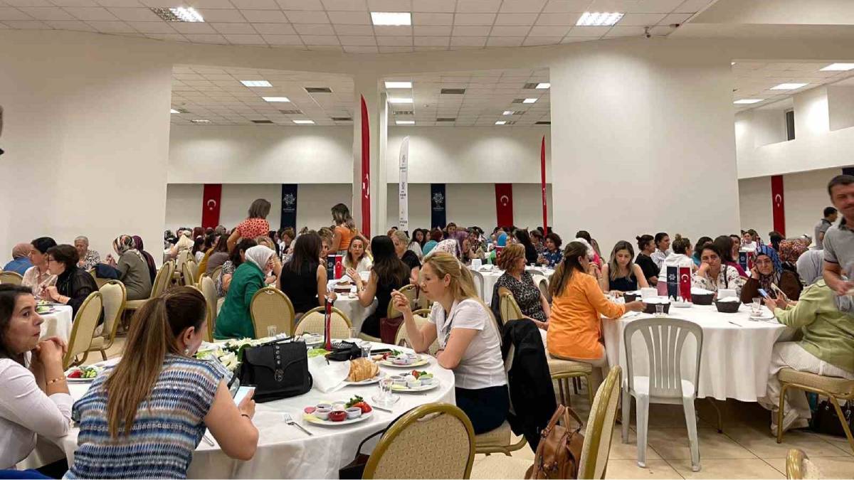 Aydınlılar Anneler Günü’nü Büyükşehir Belediyesi ile birlikte kutladı