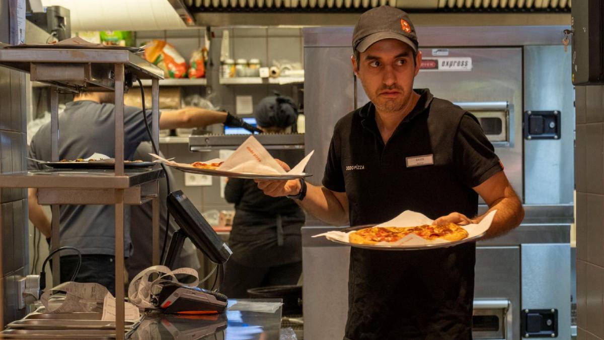 Tam zamanlı kasiyer olarak işe başladı...  Ayın elemanı seçildi! 25 yaşındaki Bayer Öncü, engellerini sevdiği işi yaparak aşıyor