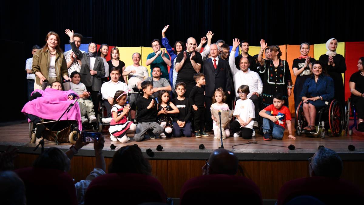 Büyükşehir, tiyatroseverleri “Bizim Tayfa” ile buluşturdu