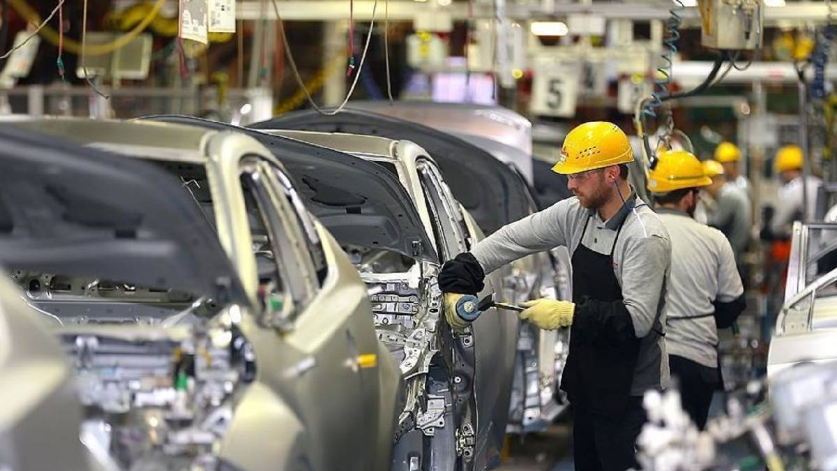 Otomotiv devi darboğazda! Sert fren yaptı, yeni karar açıklandı: 10.000 çalışanın işine son verecek!