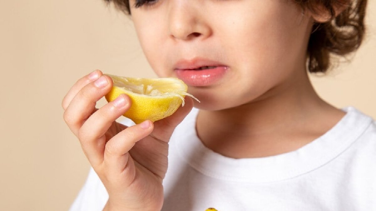 Her şeyin fazlası zarar! Limon yemek zannedildiği kadar masum değilmiş! Bu belirtiler varsa dikkat!