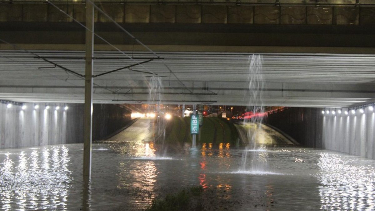 Kayseri’de sağanak yağış sele neden oldu: Alt geçitler suyla doldu, araçlar mahsur kaldı
