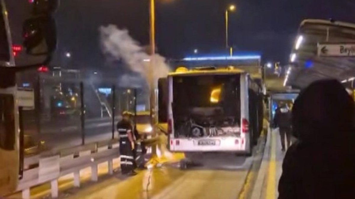 İstanbul’da seyir halindeki metrobüsün motorunda yangın: Seferler aksadı