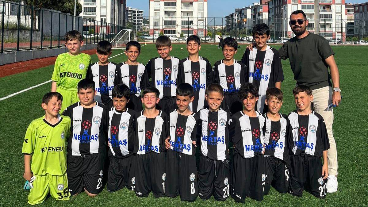 Şampiyon Burhaniye Belediyespor U-11