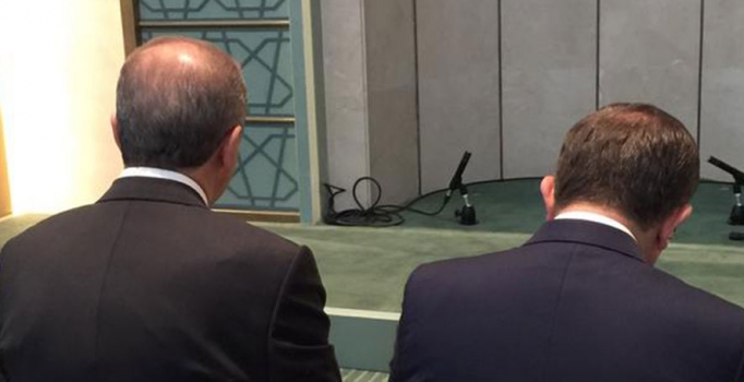Erdoğan ve Davutoğlu 
Millet Camii'nde yan yana
