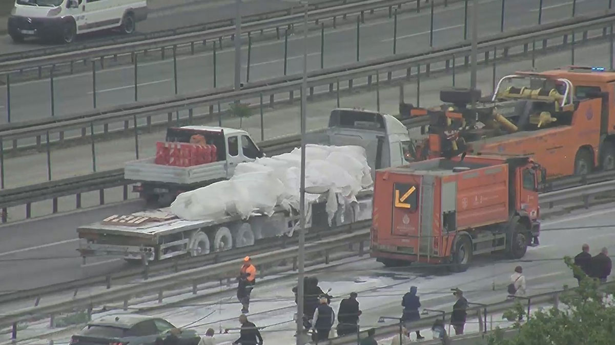 Zeytinburnu'nda alçı yüklü TIR bariyerlere çarptı: Trafik kilitlendi