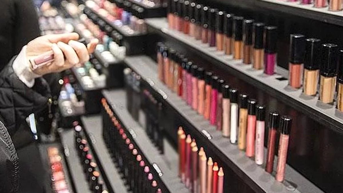 Kadınların en çok kullandığı ürün! Rossman'da satılıyor: O makyaj malzememesinde zehirli madde tespit edildi