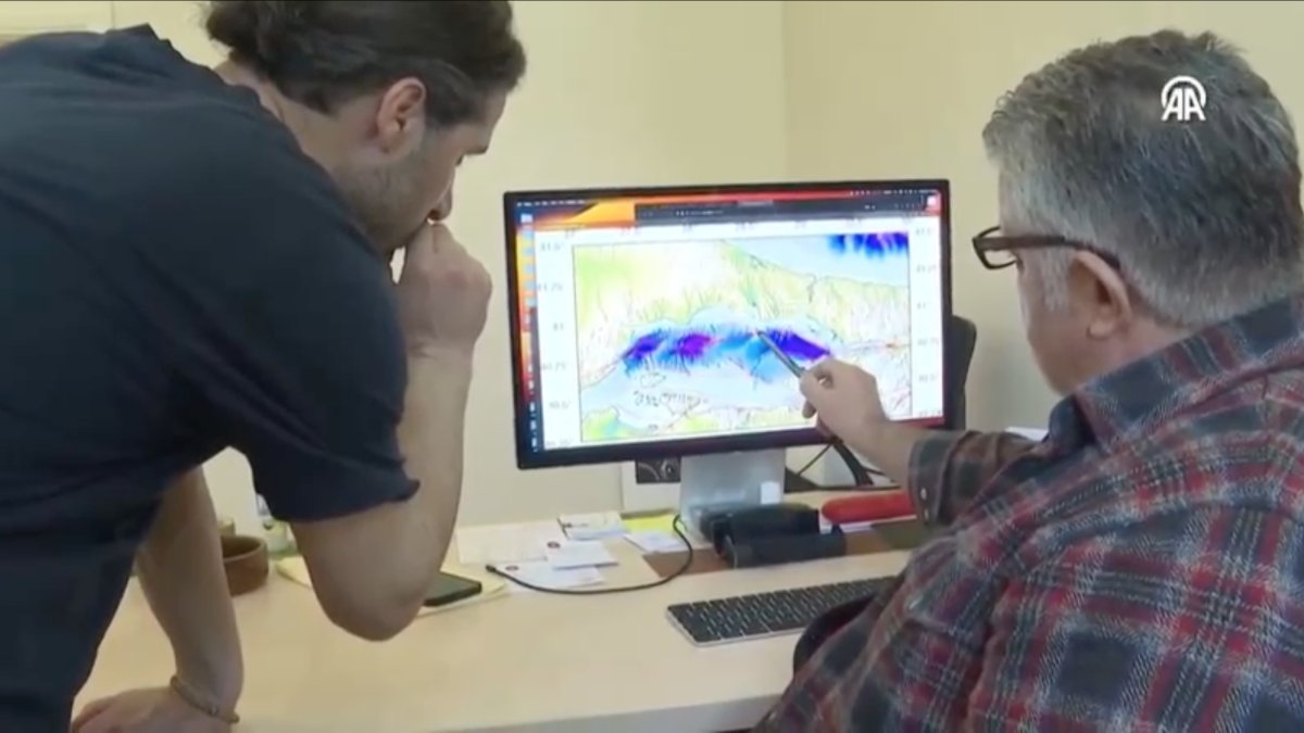 "İstanbul'u yıkacak yer burası" deyip harita üzerinde gösterdi! Prof. Dr. Tuncay Taymaz korkuttu: "Burası kırılırsa..."