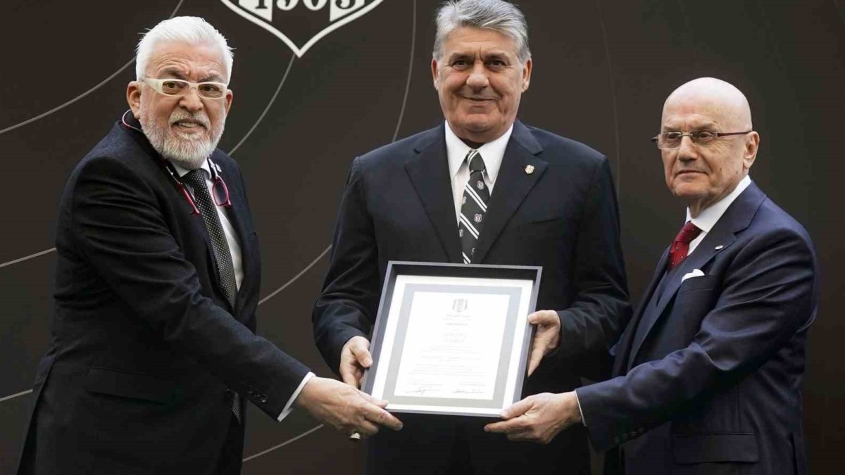 Beşiktaş’ta Başkan Serdal Adalı ve yönetimi mazbatalarını aldı