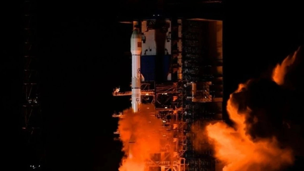 Çin, yüksek hızlı iletişim uydusunu uzaya gönderdi