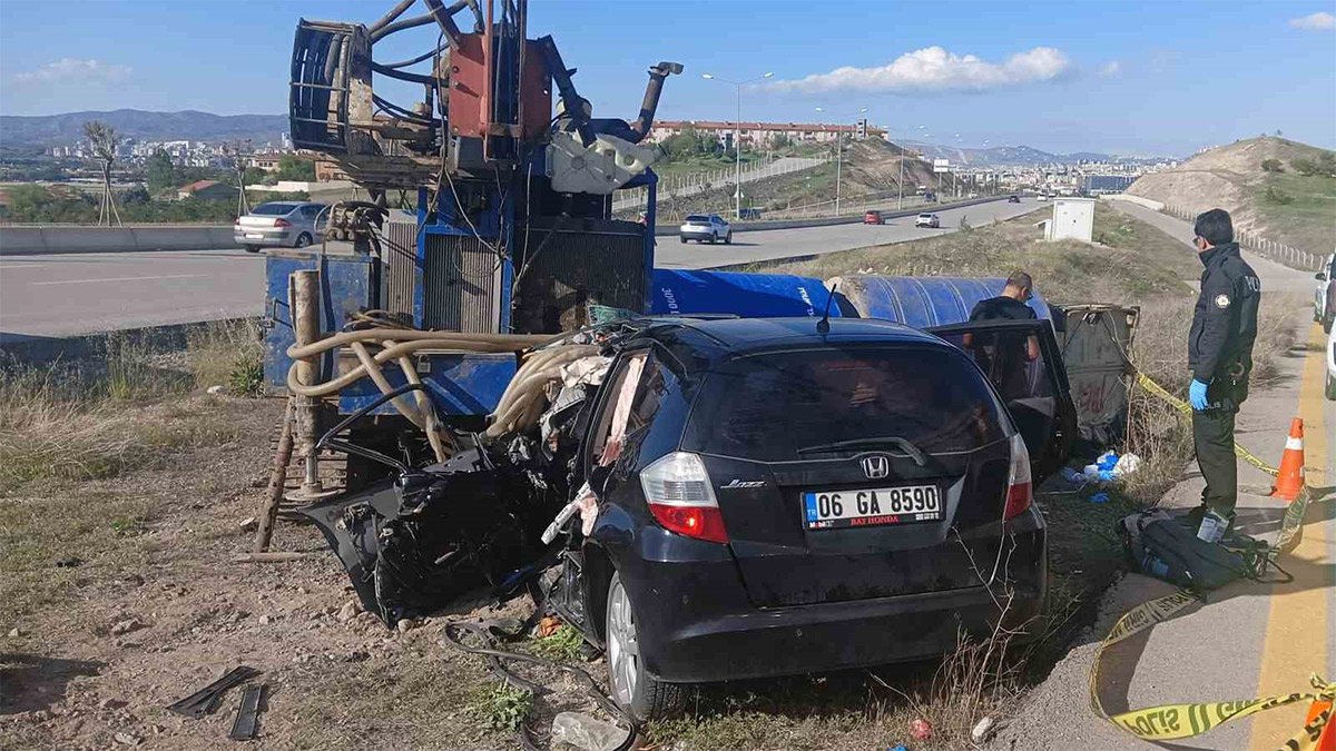 Otomobil sondaj makinesine çarptı: Anne ve oğlu yaşamını yitirdi