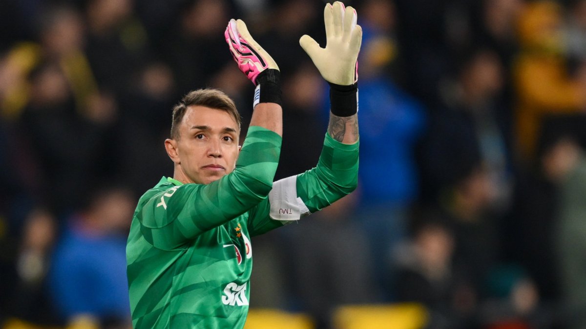 Galatasaray'da Muslera gidiyor yerine daha büyüğü geliyor! Şansal Büyüka açıkladı: Yer yerinden oynayacak