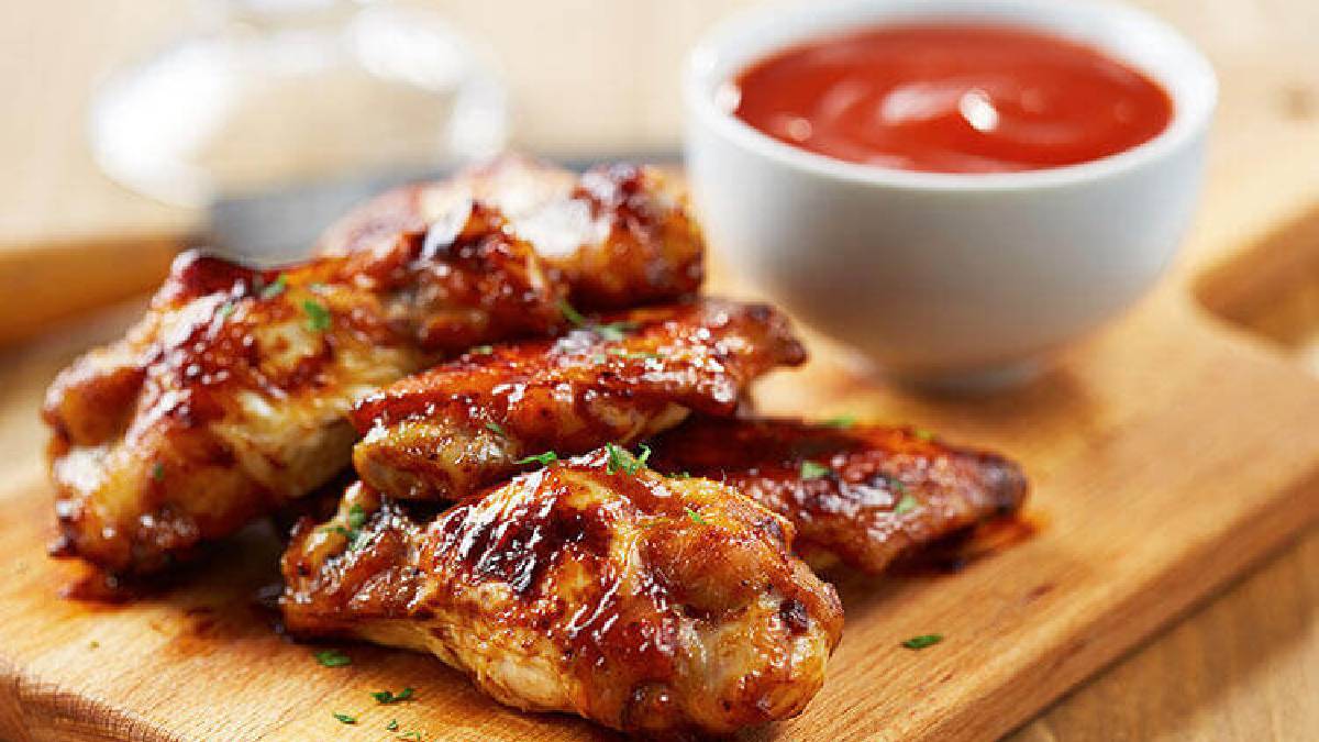 Tatlı-ekşinin en dengeli hali! Nar sosuyla fark yaratan tavuk kanat: Misafirleriniz bu lezzetin sırrı için yarışacak!