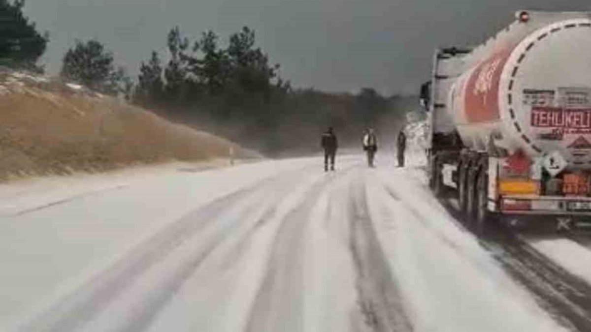O ilimiz beyaza büründü, ulaşım durdu: Sürpriz yağış hayatı felç etti