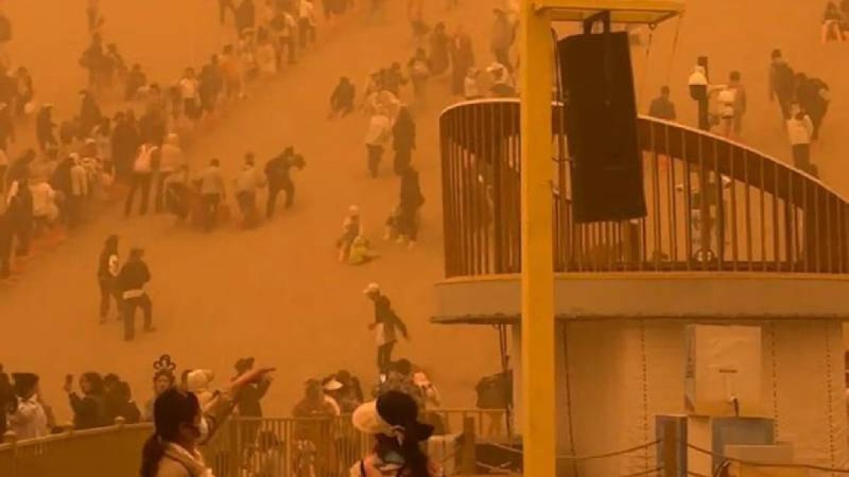 Çin'de kum fırtınası: 10 bin kişi tahliye edildi