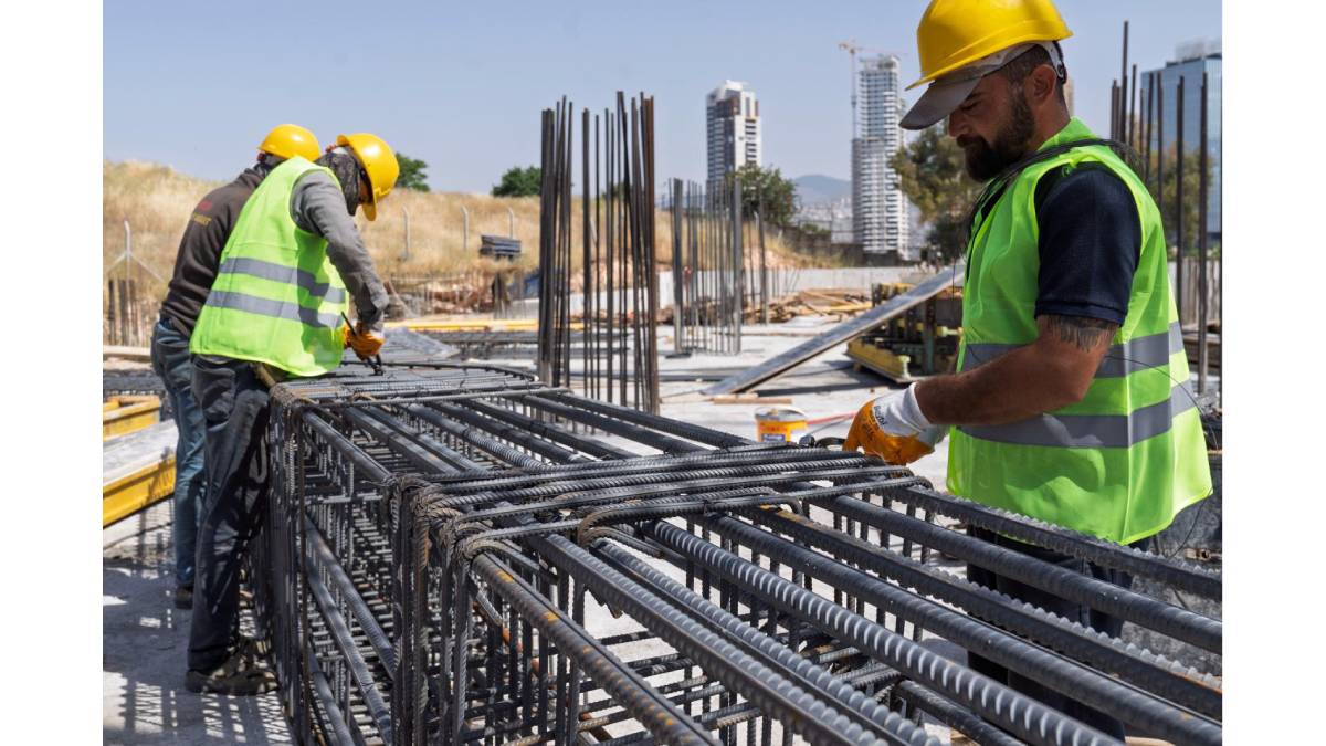 Eşrefpaşa Hastanesi yeni hizmet binası hızla yükseliyor! Temelinde ise 420 ton demir kullanıldı
