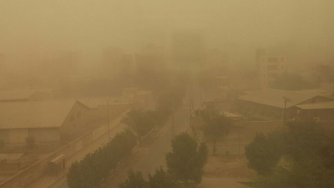 İran'da kum fırtınası nedeniyle okullar tatil edildi