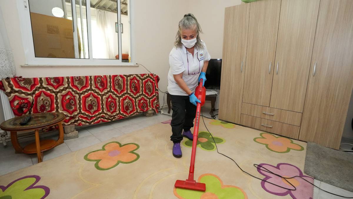 Yaşlı, engelli ve hasta yurttaşların hayatını kolaylaştıran destek! Gaziemir Belediyesi, 98 hanede bu hizmeti sunuyor