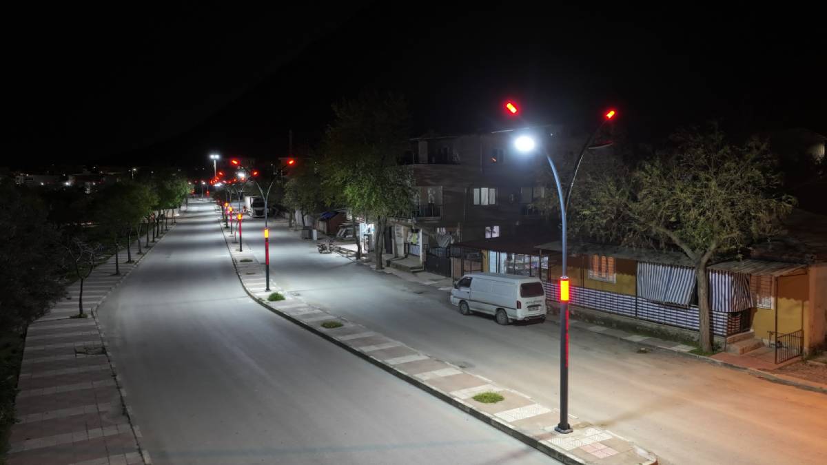 Mahallelinin talebi yerine getirildi, karanlık sokak aydınlatıldı