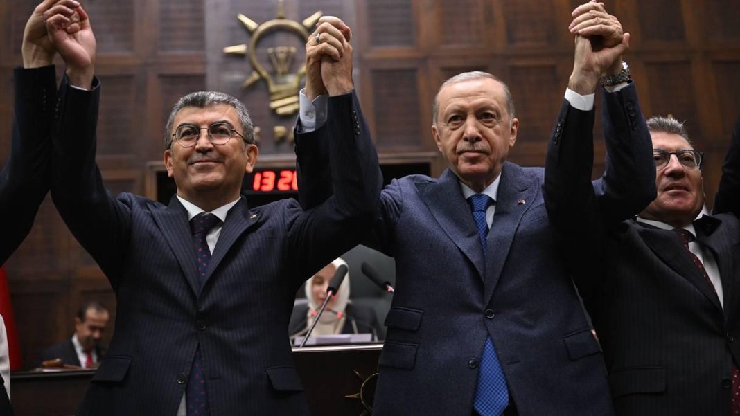 Ekici ve 4 belediye başkanı AK Parti'ye katıldı