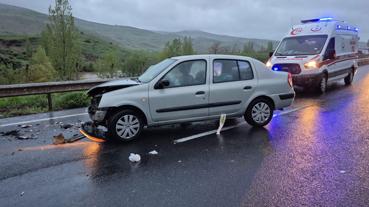 Erzincan'da iki otomobil birbirine girdi: 4 yaralı