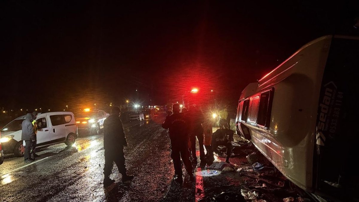 Kahramanmaraş’ta göçmenleri taşıyan minibüs devrildi: 1 ölü, 22 yaralı