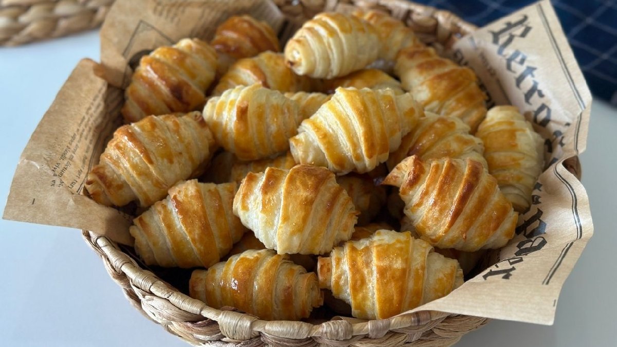 Sabah tazeliğine yakışır lezzet! Her gün olsa her gün yenir! Kruvasan börek tarifi…