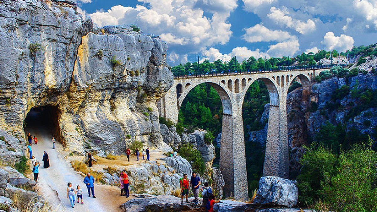 Hollywood'un gözü Türkiye’nin o şehrinde! Günde 3 kez geçiyor, görmek isteyen 15 dakika önceden nöbete geçiyor